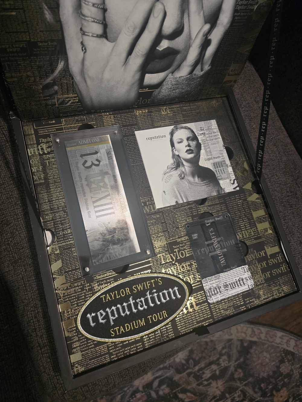 Taylor Swift | Complete & Working Reputation Tour VIP Box - Picture 5 of 9